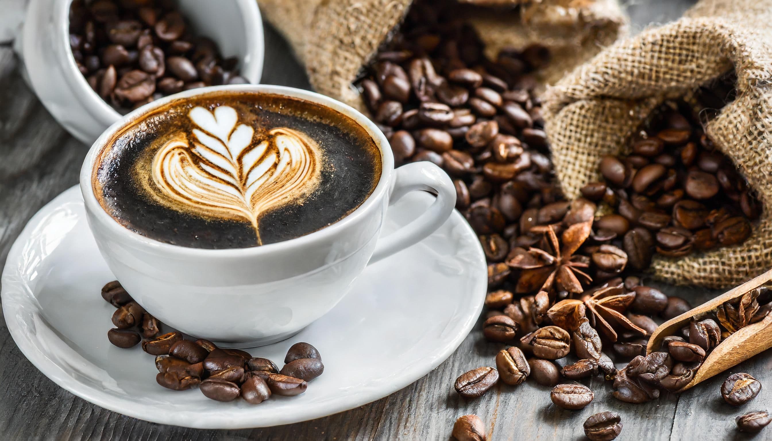 Kawa z latte art i ziarna
